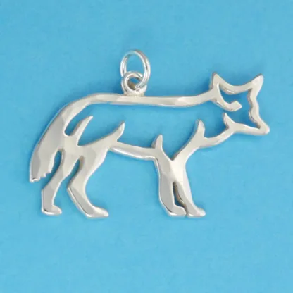 Microsculptures 0428 Coyote Silver Charm