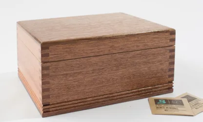 Cannbisdor, Medium Cannabis Humidor Natural Mahogany